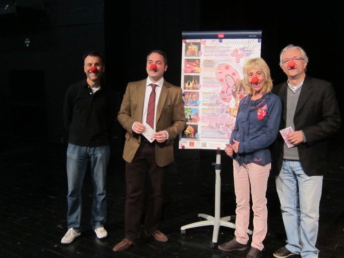 Rafael Gómez junto a los responsables de Pupaclown