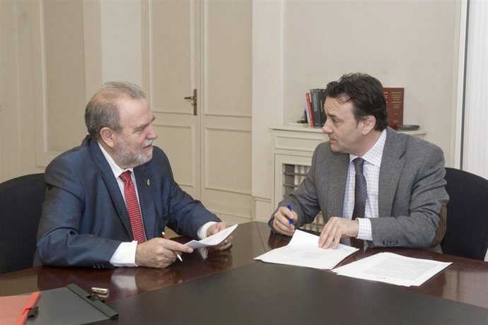 Ruiz Ciruelos y Gastón Erviti firman el contrato de adjudicación.