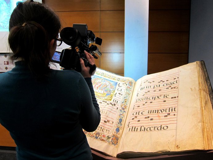 Una reportera ante uno de los códices de la Catedral de Valencia