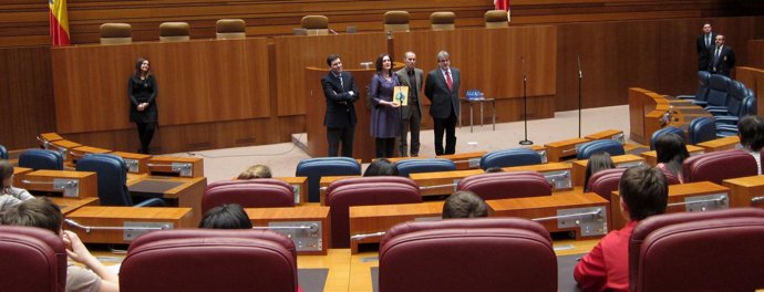 La presidenta y los portavoces con los menores participantes