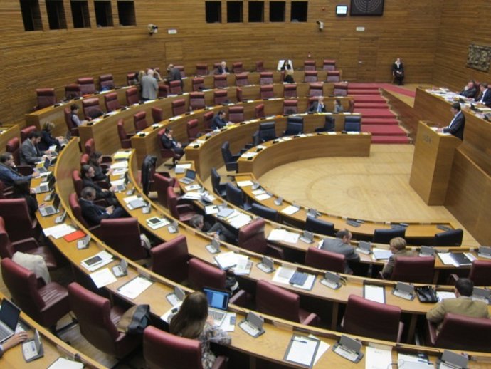 Imagen del hemiciclo de las Corts durante el debate en pleno de la enmienda