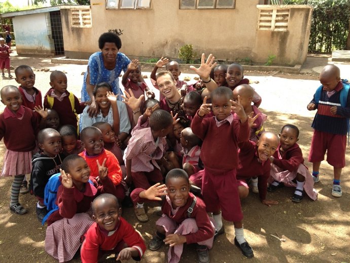 Imagen de un voluntario con una comunidad en 2012