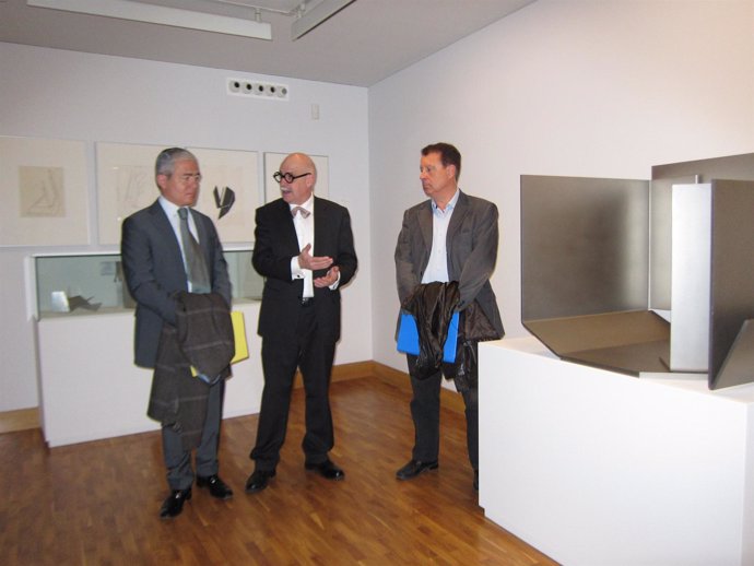 Dehesa, Maderuelo y Blasco en la visita a la exposición sobre Pablo Palazuelo