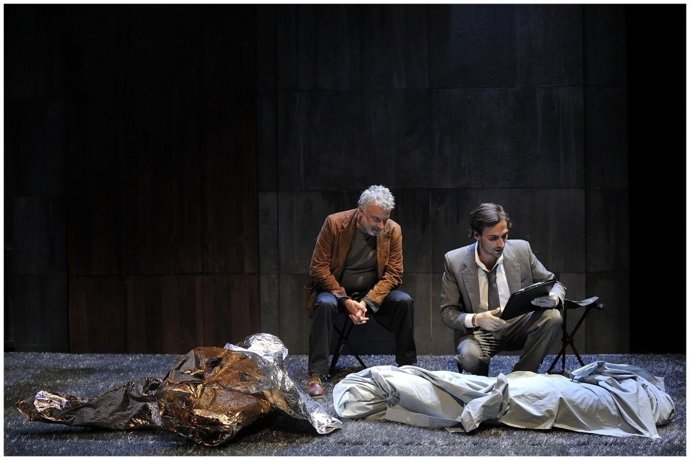 Una escena de la obra policial 'Naturaleza muerta en una cuneta'.