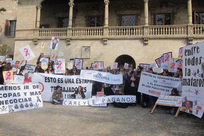 Trabajadores de Orizona concentrados frente al Consolat de Mar