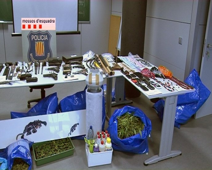Arsenal de armas y bolsas con la droga encontrada en los registros