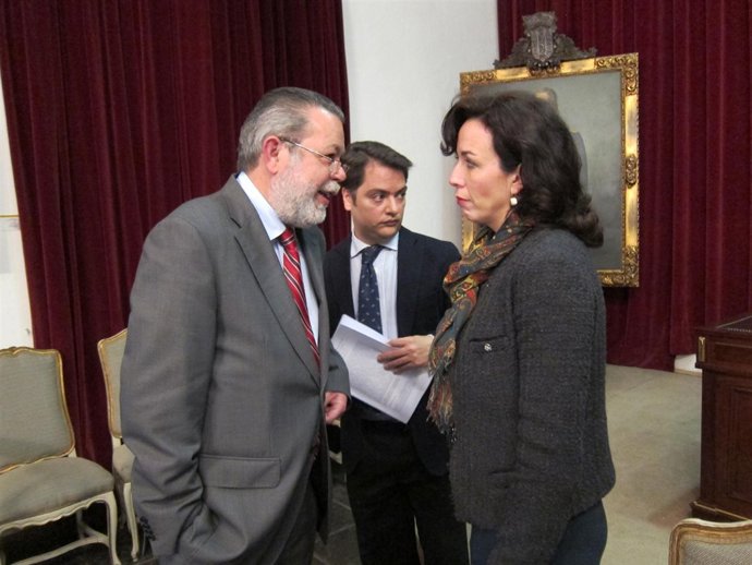 El portavoz del PSOE y la presidenta de la Diputación hablan ante el secretario