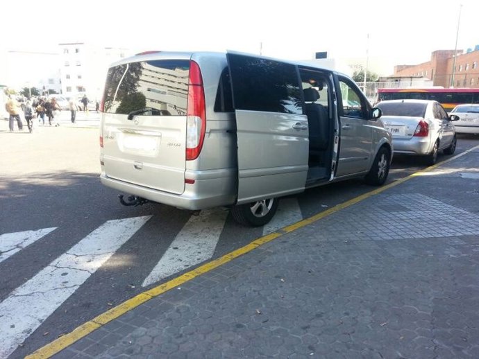 Imagen del vehículo que se está utilizando como lanzadera entre ambos hospitales