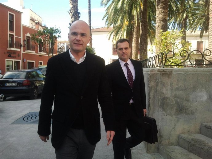 David Costa junto a su abogado, a la llegada a los juzgados de Orihuela