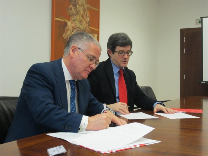 El consejero Iribas y Juan José Cuns en la firma del convenio.