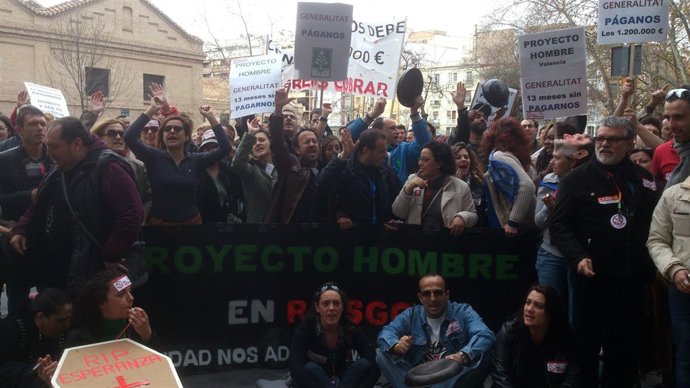 Imagen de la protesta de proyecto hombre en Valencia