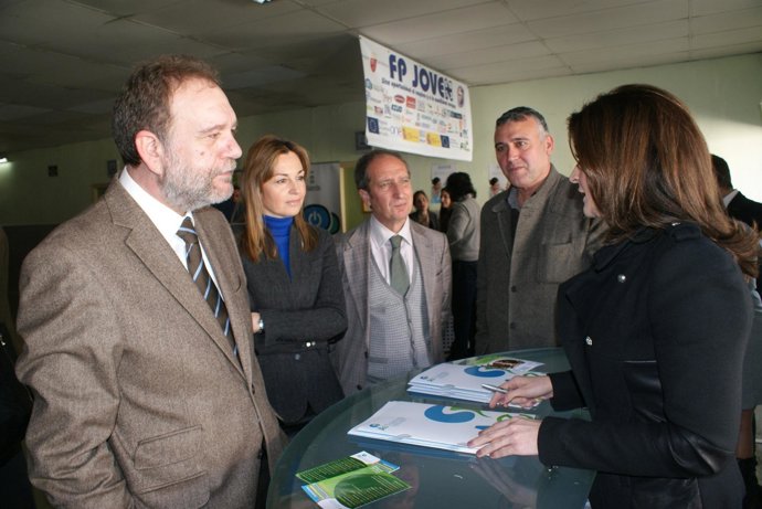 Sotoca visita la II Feria de Empleo, ubicada en el IES Miguel de Cervantes