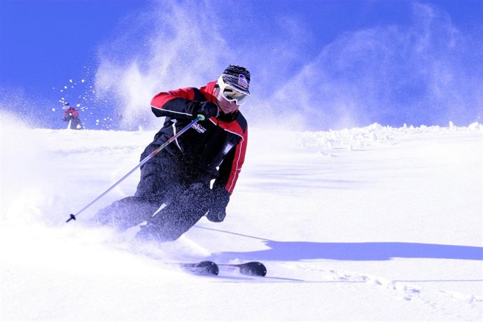 Esquiador en pistas negras de Sierra Nevada