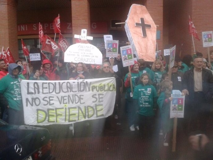 Manifestación educativa frente a la Asamblea de Madrid