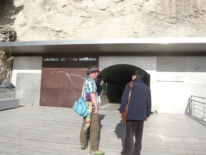 El equipo de rodaje frente al acceso al Castillo de Santa Bárbara