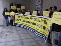 Afectados por preferentes se concentran ante la sede del PPdeG para recordarle que la "estafa no se ha resuelto"