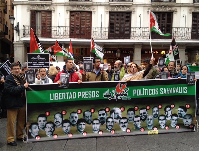 Manifestantes saharauis protestan contra las condenas por Gdeim Izik