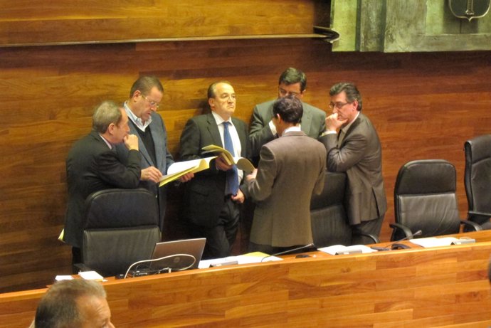 Portavoces Parlamentarios y Letrado momentos antes de comenzar un Pleno.
