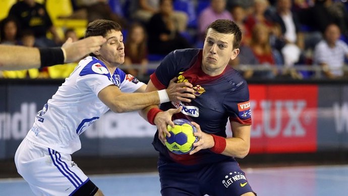 Rutenka intenta lanzar ante la oposición de un jugador del Dinamo