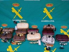 Parte de los bolsos incautados
