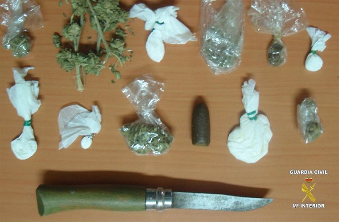 Imagen de las sustancias y el arma intevenidas