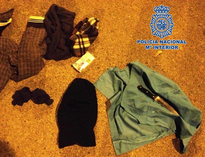 Prendas intervenidas y usadas por el presunto atracador 