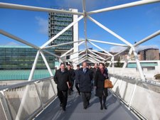 Visita municipal a la pasarela del Museo de la Ciencia sobre el Pisuerga