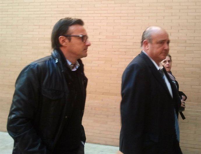 Pedro Meseguer y su abogado a su llegada a los juzgados de Orihuela