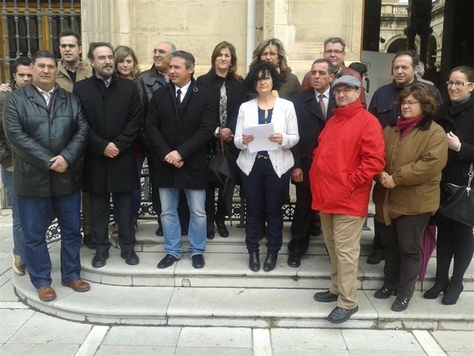 Sánchez, de rojo, y Moral, con el manifiesto, junto a alcaldes y cargos del PSOE