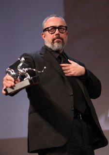 Álex de la Iglesia recoge el León de Plata en Venecia