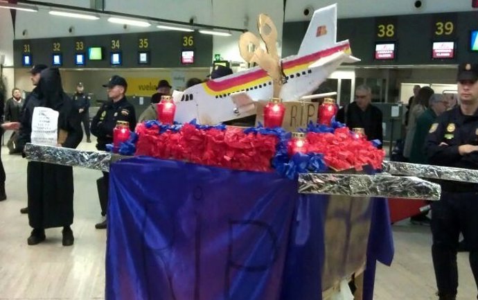 Escenificación de la situación de Iberia por los trabajadores, en Sevilla.