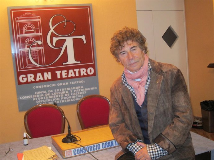 El Periodista Y Comunicador Jesús Quintero En El Gran Teatro De Cáceres