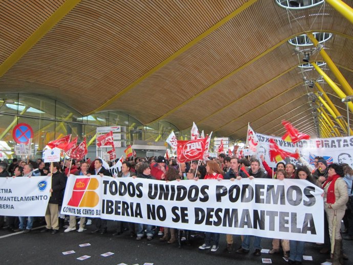 Trabajadores de Iberia protestan en la T4