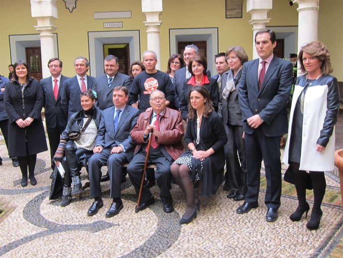 Planas sentado entre los premiados y el alcalde de Córdoba (de pie a la dcha.)