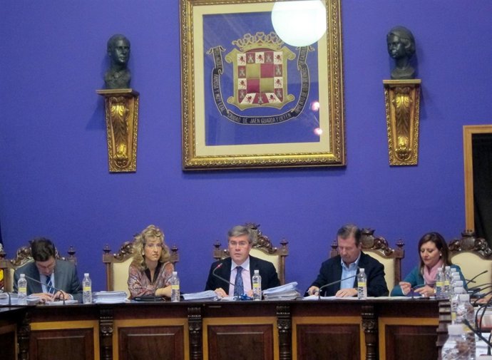 Fernández de Moya, en elpleno de febrero junto a los cuatro tenientes de alcalde