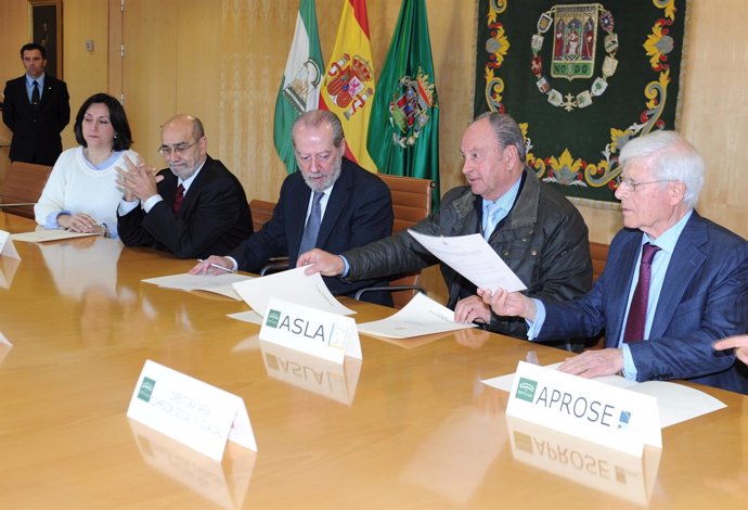 Villalobos durante la firma de convenios