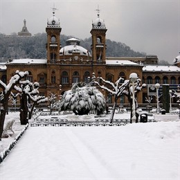 Ayuntamiento donostiarra nevado.