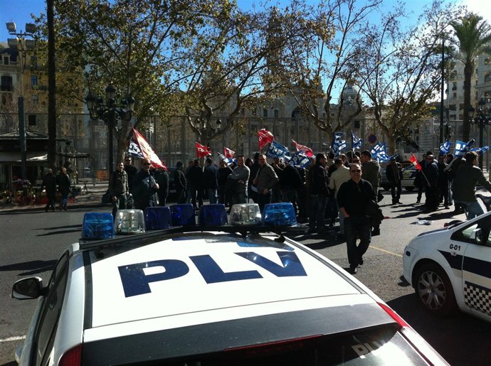 Policías locales de Valencia protestan ante el Ayuntamiento de la ciudad.