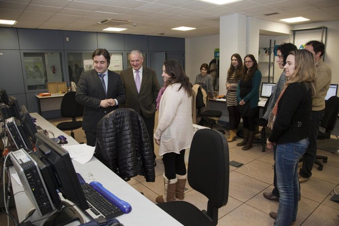 El alcalde con los trabajadores del Observatorio Económico