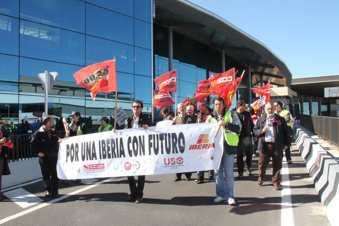 Marcha de los trabajadores de Iberia en protesta por el ERE