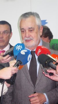 Griñán se pregunta "en qué y a quién beneficia suprimir" la subasta de medicamentos