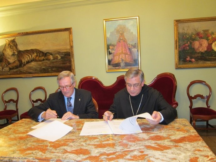 Trias y Josep Maria Soler firmando el convenio
