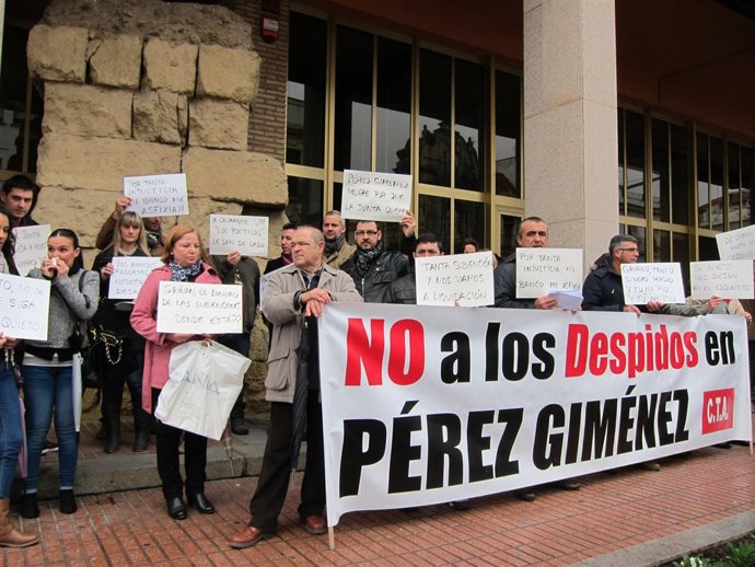 Trabajadores de Pérez Giménez concentrados ante el Ayuntamiento