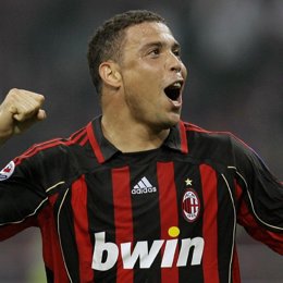 ronaldo camiseta milan celebra gol