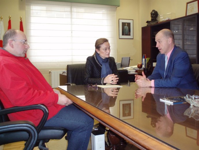 Visita del director general de Deportes, Javier Soler, a Santoña