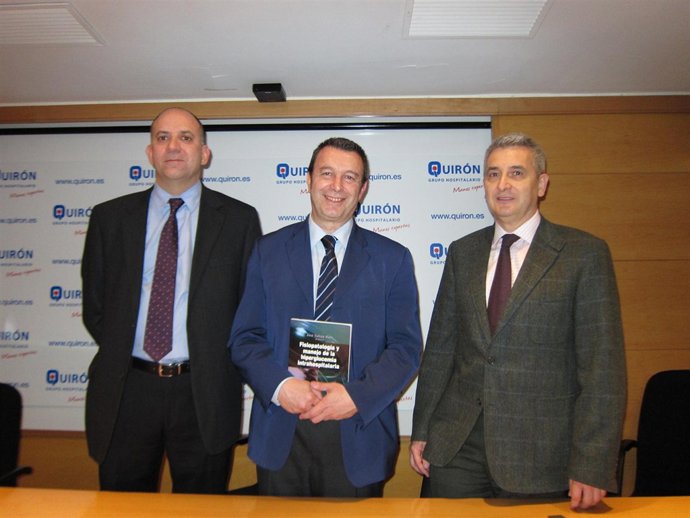 Los doctores Solano, Sabán y Blay en el salón de actos del Hospital Quirón