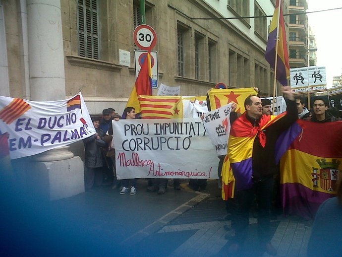 Manifestantes republicanos frente a los Juzgados de Palma