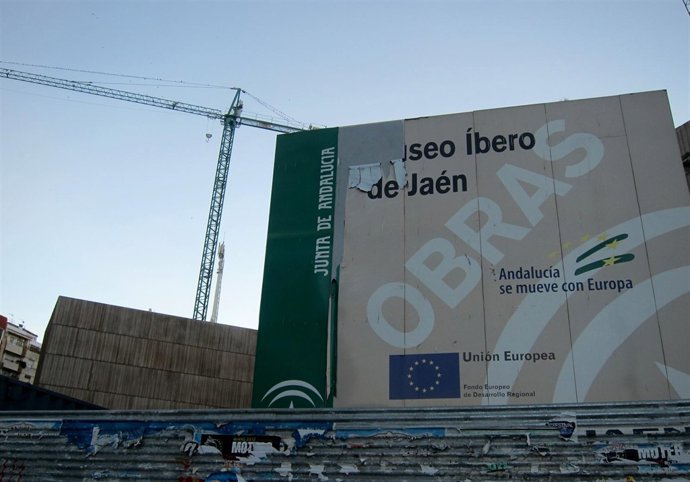 Cartel sobre las obras del futuro Museo Ibero, con parte del edificio al fondo.