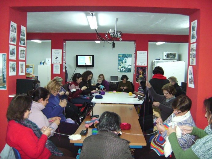Mujeres tejiendo para el 'Urban Knitting' en Iznájar