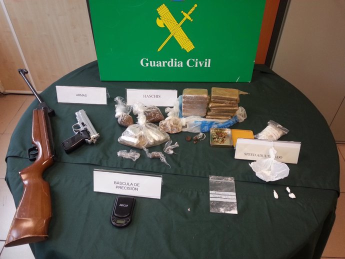 Droga y material incautado por la Guardia Civil de Navarra en la operación.